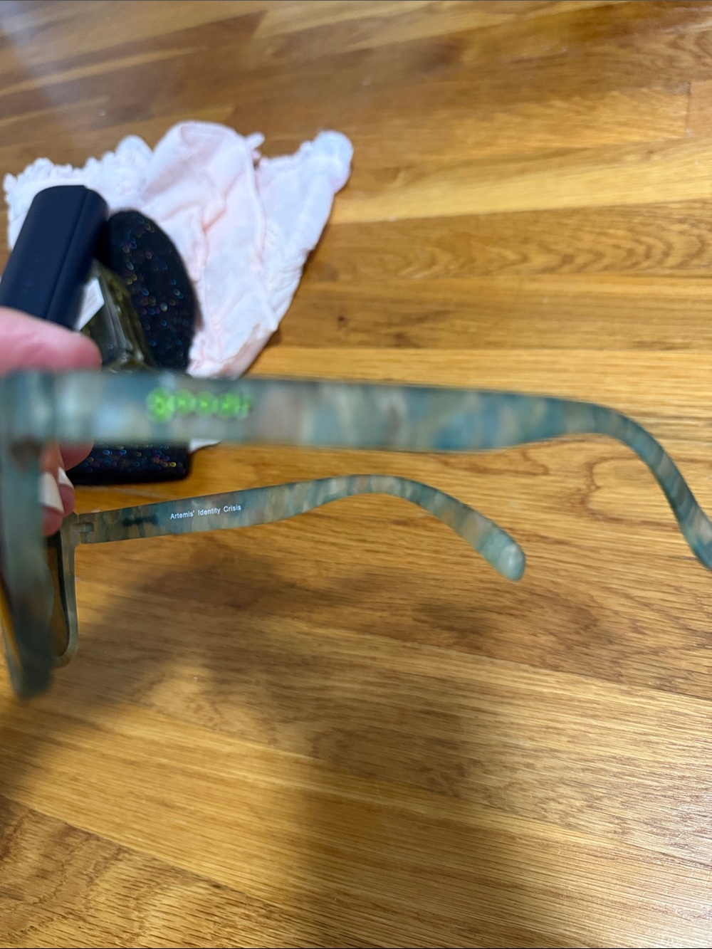 Green patterned goodr sunglasses - Picture 6 of 6